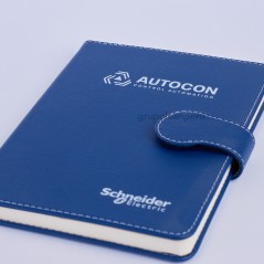 Libreta de cuerina con logo.