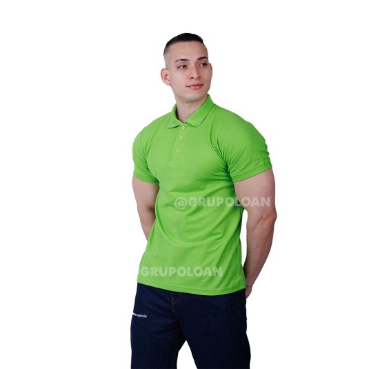 Polo camisero con cuello tejido y puño de la misma tela.